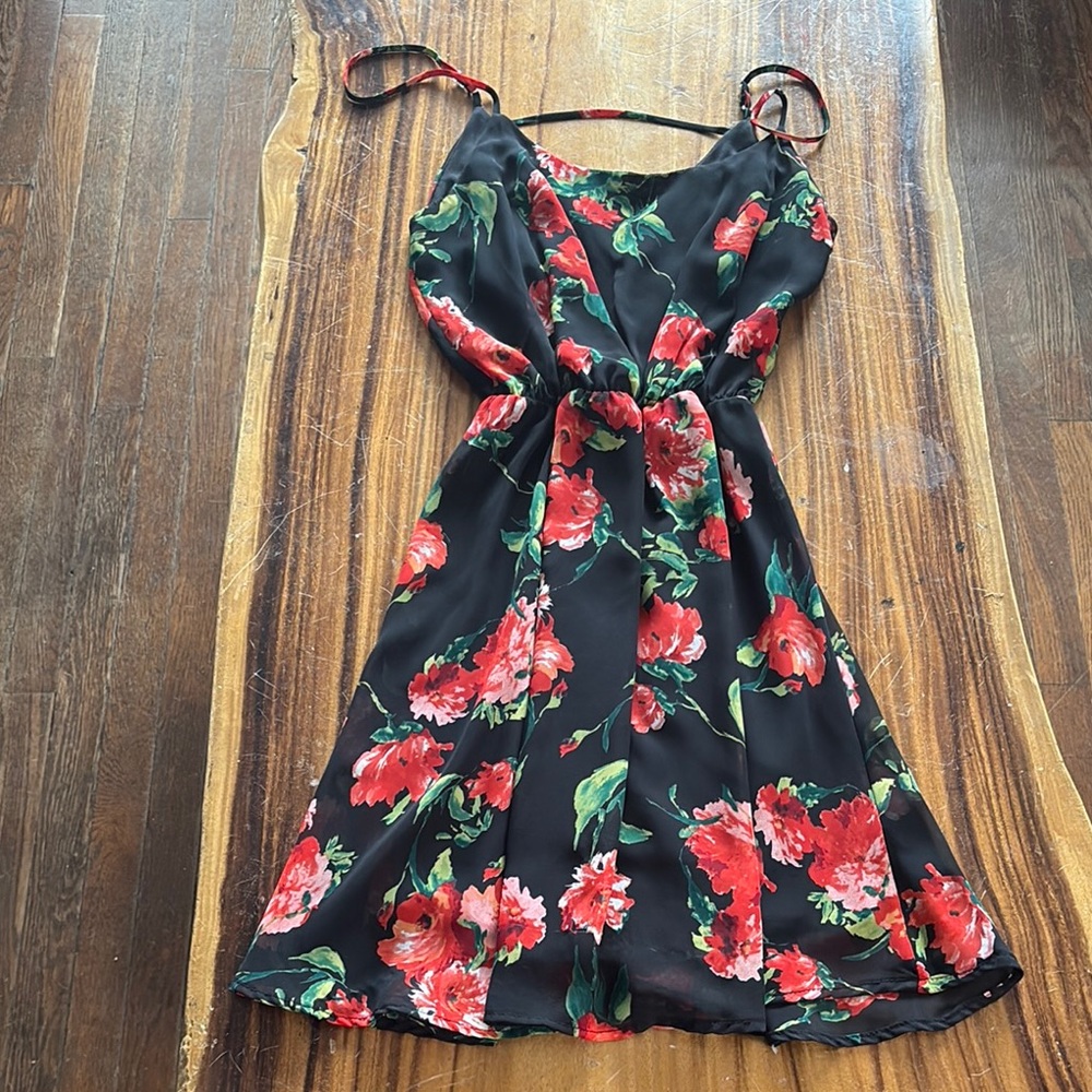EVERLY Floral Black and Red Dress